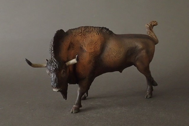 Steppe Bison (Bison priscus), 1:20 scale hand-painted resin replica by J. Miguel Aparicio — view 7