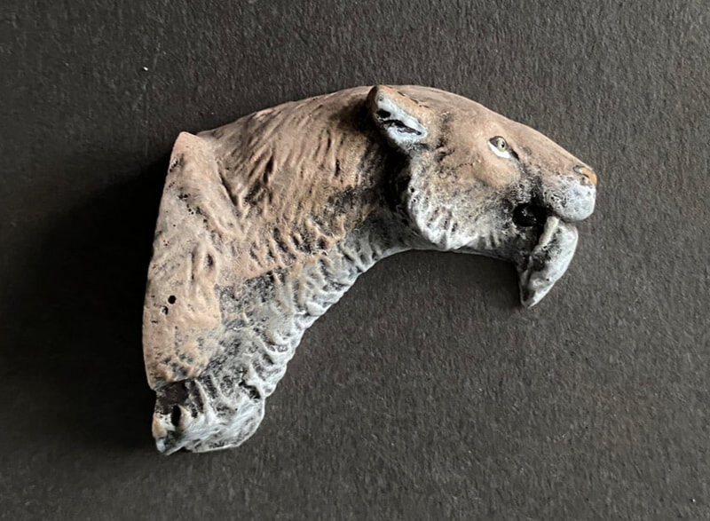 Scimitar-toothed Cat (Homotherium latidens), 1:15 scale hand-painted resin fridge magnet by J. Miguel Aparicio