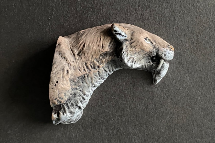 Scimitar-toothed Cat (Homotherium latidens), 1:15 scale hand-painted resin fridge magnet by J. Miguel Aparicio