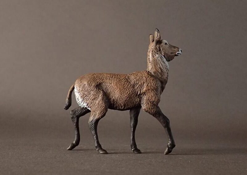 Defassa Waterbuck, female (Kobus ellipsiprymnus defassa), 1:20 scale hand-painted resin replica by J. Miguel Aparicio